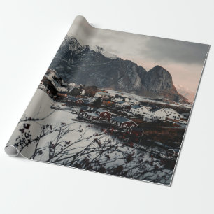 HÄUSER IN DER NÄHE VON BERG UND SEE GESCHENKPAPIER