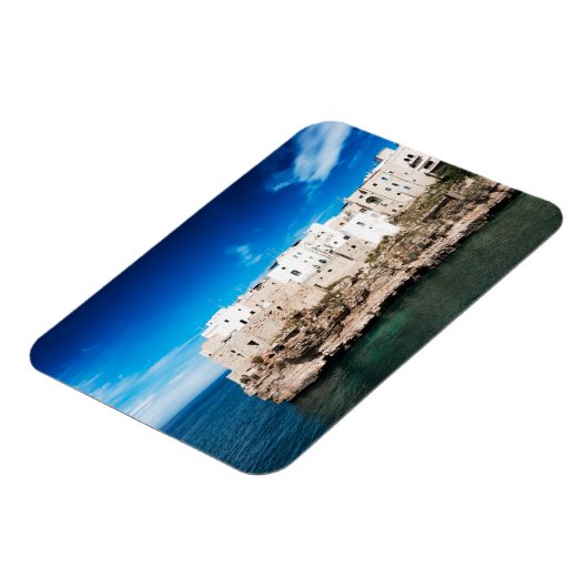 Häuser in Polignano a Mare auf einer Klippe in Pug Magnet (Linke Seite)