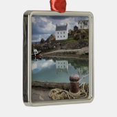 Häuser und Boote entlang dem Wasser Silbernes Ornament (Rechts)