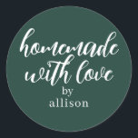 hausgemacht mit Liebe Personalisiertes dunkelgrüne Runder Aufkleber<br><div class="desc">Rustikale und moderne personalisierte hausgemachte Liebe-Aufkleber verleihen stilvolle handgeschriebene Skriptkalligraphie auf dunkelgrünem Hintergrund. Ideal für all Ihre hausgemachten Geschenke! Fügen Sie einfach Ihren Namen zum Label hinzu. Exklusiv für Sie von Happy Dolphin Studio entworfen!</div>