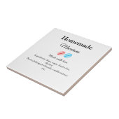 Hausgemachte Makaronen fügen Zutaten hinzu, die mi Fliese (Seite)