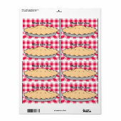 hausgemachter Kirschkuchen auf karierten Untergrün (Vorne)