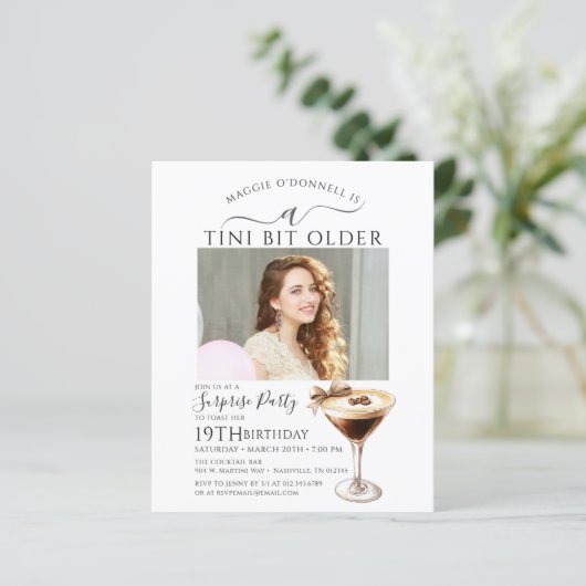 HAUSHALTSÜBERRASCHENDES PARTY Tini Bit Älterer Mar (Stehend Vorderseite)