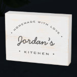 Hausmannskost mit Liebe Individuelle Name Küche Holzkisten Schild<br><div class="desc">Stellen Sie Ihrer Küche eine Touch rustikalen Charmes mit diesem schönen Holzkastenschild vor. Dieses individuell gestaltbare Schild, das Wärme und Charakter in Ihren Raum bringt, ist die perfekte Ergänzung zu jedem Zuhause-Koch-Zufluchtsort. Die Worte "Hausgemacht mit Liebe" werden elegant in der modernen Typografie dargestellt, während der personalisierte Name eine einzigartige und...</div>