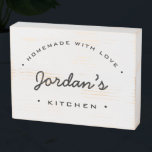Hausmannskost mit Liebe Individuelle Name Küche Holzkisten Schild<br><div class="desc">Stellen Sie Ihrer Küche eine Touch rustikalen Charmes mit diesem schönen Holzkastenschild vor. Dieses individuell gestaltbare Schild, das Wärme und Charakter in Ihren Raum bringt, ist die perfekte Ergänzung zu jedem Zuhause-Koch-Zufluchtsort. Die Worte "Hausgemacht mit Liebe" werden elegant in der modernen Typografie dargestellt, während der personalisierte Name eine einzigartige und...</div>
