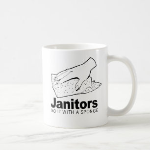 Hausmeister machen es mit einem Schwamm Kaffeetasse