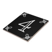 Hausnummer: Spanisch Weiß auf schwarzem Tile Fliese (Seite)