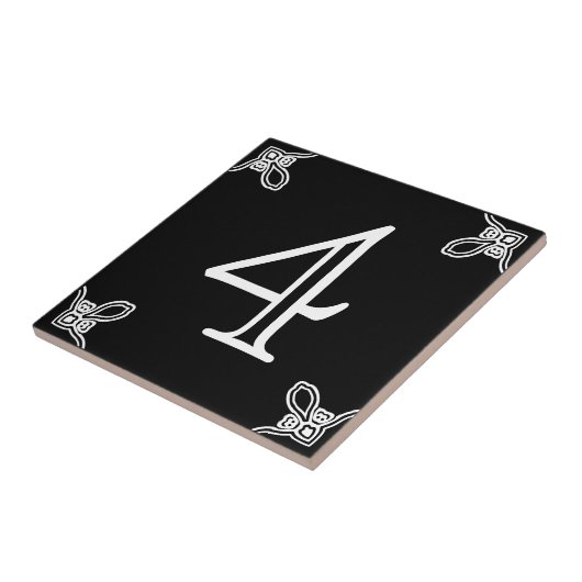 Hausnummer: Spanisch Weiß auf schwarzem Tile Fliese (Seite)