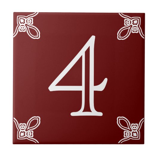 Hausnummer: Spanisches Weiß auf braunen Fliesen (Vorderseite)