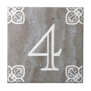 Hausnummer - spanisches Weiß auf Kalkstein Fliese