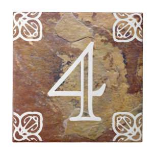 Hausnummer - spanisches Weiß auf Schiefer Fliese