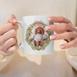 Haustier Foto Personalisiert Hund Lover Weihnachts Kaffeetasse<br><div class="desc">Dieser wunderschön gestaltete Kranz mit zarter Aquarellpflanze, einem charmanten Bogen-Akzent und dem Herzstück - einem Foto Ihres geliebten Hauses, das im Kranz versteckt ist. Ob Sie ein Liebhaber von Haustieren sind oder nach dem perfekten Memento suchen, um die neueste Ergänzung Ihrer Familie zu würdigen, dieser Sake ist herzlich und elegant...</div>
