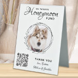 Haustier Hochzeithund Foto Geld QR Code Honeymoon  Tischaufsteller<br><div class="desc">Lass Deinem besten Hund, dass er für die Flitterwochen verantwortlich ist mit diesem speziellen Flitterwochenzeichen für das Foto. Ideal für Hundeliebhaber, und ein Hundeschlittenfonds wird bei Ihrer Hochzeit ein Hit sein. Einfach modernes Weiß mit schwarz-weißen eukalyptus-Blätter. "My Parents Honeymoon Fund" Passen Sie dieses Lieblings-Honeymoon-Fond-Zeichen für Hochzeitsfeiern mit Ihrem Hund, Ihrer...</div>