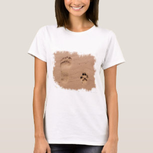Haustier u. Abdruck im Sand T-Shirt