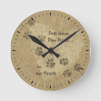 Haustiere verließ Paw Prints auf unseren Herzen Runde Wanduhr