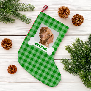 Haustierfoto und Hundeknochen mit Namen auf grünem Kleiner Weihnachtsstrumpf