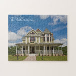 Hauswärmung Geschenke Custom New House Foto Family Puzzle<br><div class="desc">Personalisieren Sie ein einzigartiges Geschenk für eine Familie,  indem Sie ihr Hausfoto auf ein neues Zuhause-Puzzle legen. Passen Sie Ihren Nachnamen und das richtige Anwesen an.</div>