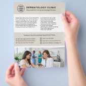 Hautarzt-Logo QR Neutral Beige Flyer (Hand)