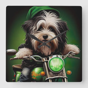 Havanese Dog Driving Bike St. Patrick's Day Quadratische Wanduhr