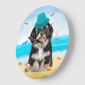 Havanese Dog on Beach Große Wanduhr (Winkel)