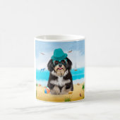 Havanese Dog on Beach Kaffeetasse (Mittel)