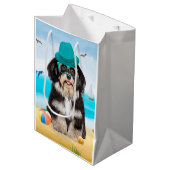 Havanese Dog on Beach Mittlere Geschenktüte (Vorderseite Schrägansicht)