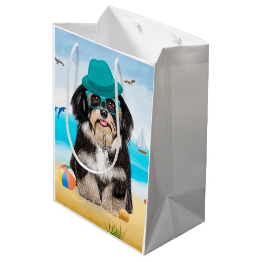 Havanese Dog on Beach Mittlere Geschenktüte (Rückseite Schrägansicht)