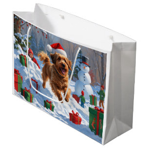 Havanese läuft im Schnee mit Weihnachtsmütze Große Geschenktüte