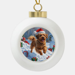 Havanese läuft im Schnee mit Weihnachtsmütze Keramik Kugel-Ornament