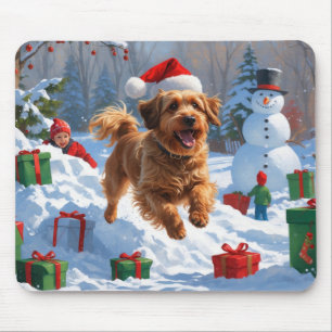 Havanese läuft im Schnee mit Weihnachtsmütze Mousepad