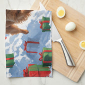 Havanese läuft in Schnee mit Weihnachtshut Geschirrtuch (Viertel Falte)