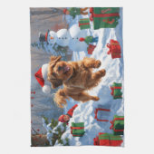 Havanese läuft in Schnee mit Weihnachtshut Geschirrtuch (Vertikal)