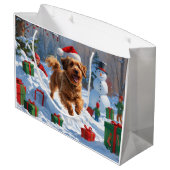Havanese läuft in Schnee mit Weihnachtshut Große Geschenktüte (Rückseite Schrägansicht)