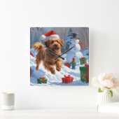 Havanese läuft in Schnee mit Weihnachtshut Quadratische Wanduhr (Zuhause)