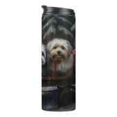 Havanese Snowy Sleigh Weihnachtsdekor Thermosbecher (Nach rechts gedreht)