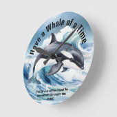 "Have a Whale of a Time" Pivotal Idiom with Orca Runde Wanduhr (Winkel)