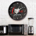 Hawaii Beach Coral Heart Foto Liebe Mehr Zitat Wanduhr<br><div class="desc">"Liebe mehr". Ich habe das Glück, diesen herzförmigen Korallengestein gepunktet zu haben, während ich am späten Nachmittag diesen schwarzen Sandstrand der Großen Insel Hawaii spaziere. Denken Sie an Ihren besonderen jemanden, wann immer Sie die Zeit auf dieser atemberaubenden, grafischen, Strand-Foto und handgeschriebenen Typografie-Wanduhr Karo haben. Perfekt für den Valentinstag, Geburtstag,...</div>