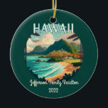 Hawaii Beach Family Urlaub Vintag Retro-Namen Keramik Ornament<br><div class="desc">Schauen Sie sich den Strand,  die Palmen und die grüne,  bergige Küste der Küste von Hawaii an,  um sich an Ihre Familienreise zu erinnern! Text ist anpassbar.</div>
