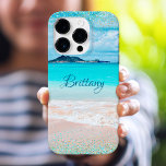 Hawaii Beach Tropical Girly Blue Confetti Custom iPhone 16 Pro Hülle<br><div class="desc">Denken Sie an den Sommer jedes Mal, wenn Sie diesen personalisierten Namen Handy Gehäuse. Genießen Sie die Einsamkeit eines leeren Hawaii-Strandes mit diesem atemberaubenden, lebhaften Foto an der Küste, das von winzigen, funkelnd türkisblauen und goldfarbenen Glam-Konfetti-Punkten umgeben ist. Ein tolles Geschenk für jemanden, der etwas Besonderes ist! Geben Sie einfach...</div>