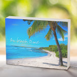 Hawaii Beach Tropical Palm Tree On Beach Time Chic Holzkisten Schild<br><div class="desc">"Zur Strandzeit." Entspannen Sie sich an Erinnerungen von faulen, tropischen Tagen am Strand, wenn Sie diesen Hawaii Ferienhaus-Box-Zeichen einer einsamen Palme auf einem sandigen, halbmondförmigen Strand, mit türkisblauem Himmel und Wasser. Das echte Holz verleiht diesem Kunstwerk eine Vintage Patina. Ideal für jedes Zimmer in Ihrem Haus! Sie können dieses Blockschild...</div>