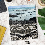 Hawaii Black Sand Beach Coral Liebe Foto Puzzle<br><div class="desc">"Liebe", entspannen und genießen Sie die Schönheit dieses unberührten Big Island Strand mit schwarzem Sand, während Sie an diesem Foto Puzzle der hawaiianischen Küste arbeiten. Ich habe das Glück, dieses Herz der "Liebe" aus Korallenfelsen gepunktet zu haben, während ich am späten Nachmittag an diesem Strand spaziere, das ist ein tolles...</div>