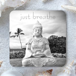 Hawaii Buddha Black and White Foto Atmen Sie einfa Getränkeuntersetzer<br><div class="desc">"Atme einfach!" Jedes Mal, wenn ich die Große Insel besuche, muss ich diesen Buddha besuchen. Etwas an der Pracht des Ozeans, dem friedlichen Gesicht und der Einsamkeit seiner Lage lässt mich ruhig, ruhig und glücklich fühlen. Nehmen Sie sich einen Augenblick Zeit, um sich bei Ihrem Lieblingsgetränk zu entspannen und nutzen...</div>