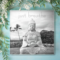 Hawaii Buddha Schwarz-weißes Foto nur atmen Zitat