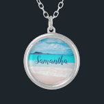 Hawaii - Foto individuelle Name Versilberte Kette<br><div class="desc">Lassen Sie sich von dem frisch salzhaltigen Geruch der Meeresluft in jedem Fall verzaubern, wenn Sie dieses atemberaubende, lebendige Foto tragen, das personalisierte Charme trägt. Diese Halskette ist in kleinen, mittleren und großen Größen sowie in quadratischer und kreisförmiger Form erhältlich. Sie können diese Kette in Ihrer Wahl von Sterlingsilber, Silberplattierungen...</div>