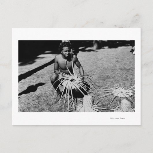 Hawaii - Man Making Coconut Hats Fotografie Postkarte (Vorderseite)