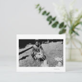 Hawaii - Man Making Coconut Hats Fotografie Postkarte (Stehend Vorderseite)