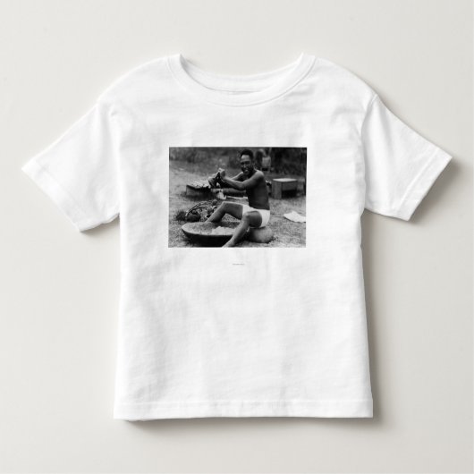 Hawaii - Man Pounding Taro macht Poi Kleinkind T-shirt (Vorderseite)
