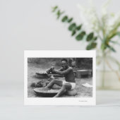 Hawaii - Man Pounding Taro macht Poi Postkarte (Stehend Vorderseite)