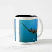 Hawaii Manta Ray Zweifarbige Tasse (VorderseiteRechts)