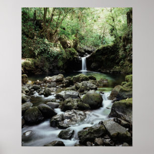 Hawaii, Maui, Ein Wasserfall fließt in den blauen  Poster